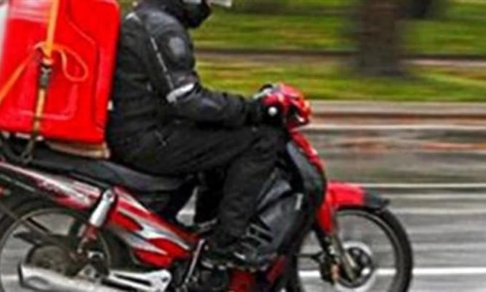 Ντελιβεράς κατηγορείται ότι έκλεψε εμβόλιο από εμβολιαστικό κέντρο
